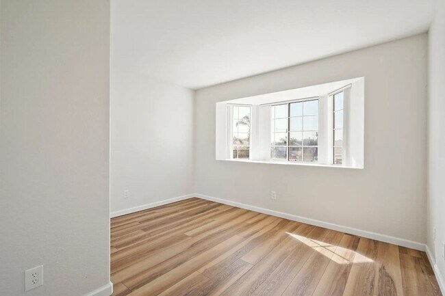 Building Photo - SD: Stunning 3BD/2.5BA Townhome in Imperial Beach with Ocean Views, Rooftop Patio & In-Unit Laundry