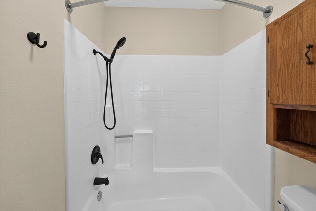 Building Photo - Spacious 2 Bed, 2 Bath Condo in Desirable Northwood