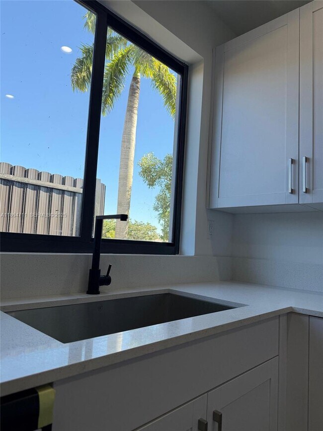 Building Photo - 417 SW 1st St