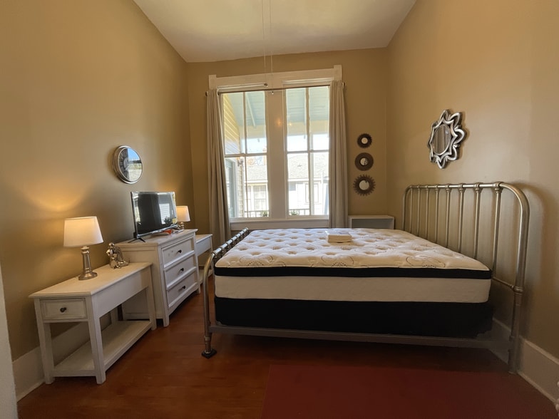 Room 1 - 1116 Main St