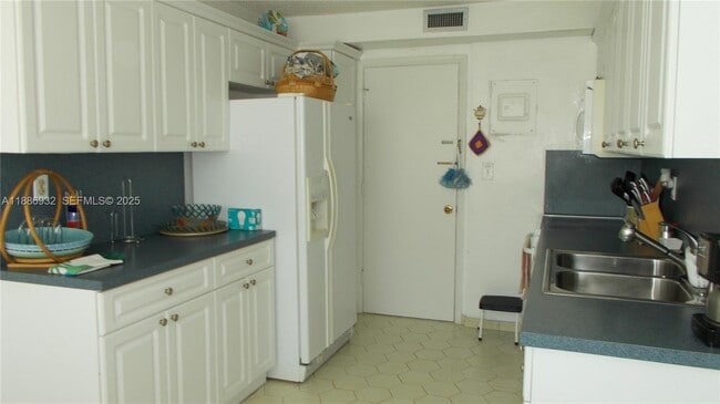 Building Photo - 3161 S Ocean Dr