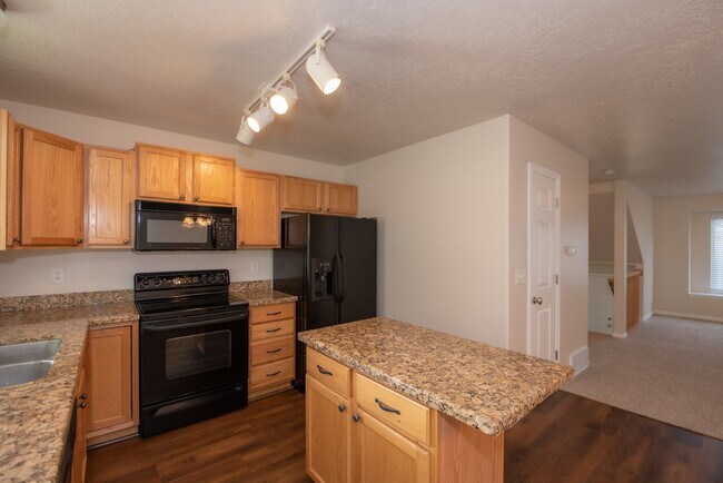 Building Photo - Beautiful Townhome in Great Location!