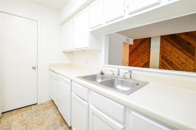 Building Photo - 17401 Red Oak Dr