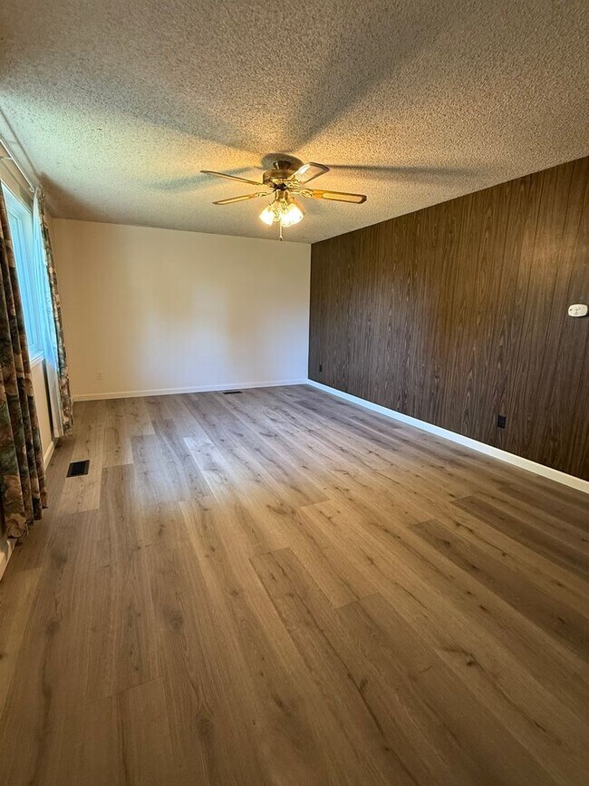 Building Photo - Stunning Pet Friendly Three Bedroom Corval...