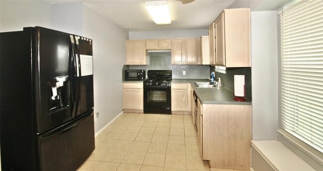 Building Photo - 1804 Elm Shadow Dr