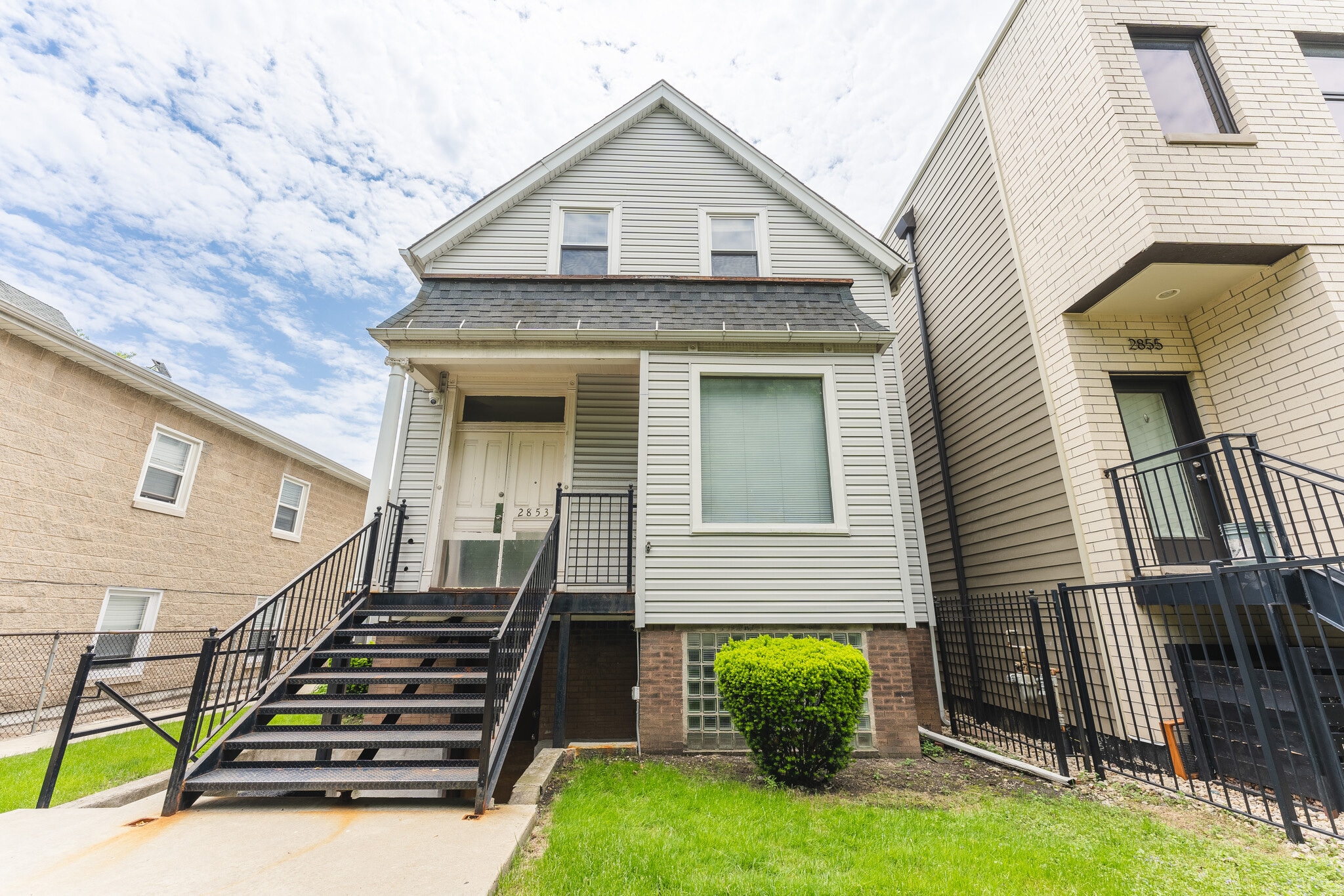 Building Photo - 2853 W Dickens Ave