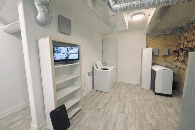 Building Photo - MUST SEE!  Gorgeous - Fully Furnished - New Construction Home in Delano.  No Detail Left To Be De...