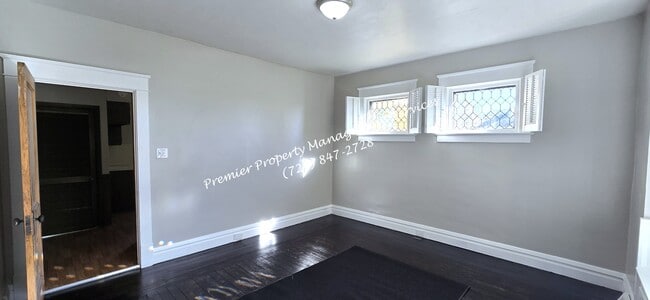 Building Photo - 922 Winslow Ave