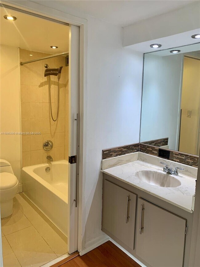 Building Photo - 16919 N Bay Rd