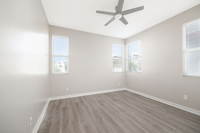 Building Photo - Spacious 4 Bedroom Townhome in the Millenia Community!