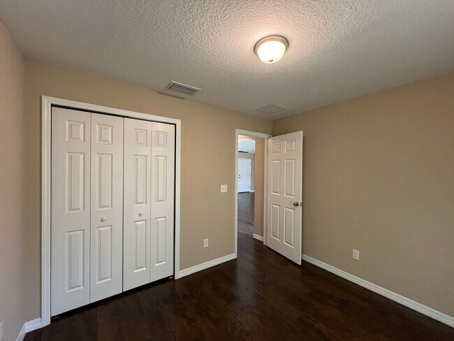 Building Photo - Available NOW! Immaculate 3 Bedroom, 2 Bat...