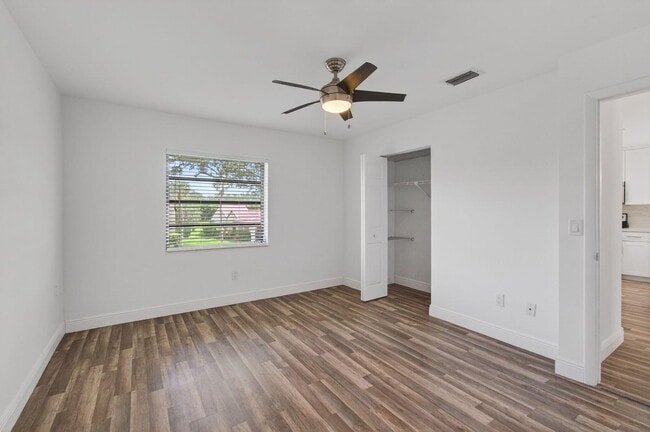 Building Photo - 8536 Casa Del Lago