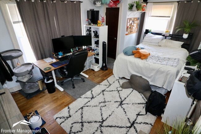 Building Photo - Spacious 5 Bedroom Home Located Near Campus