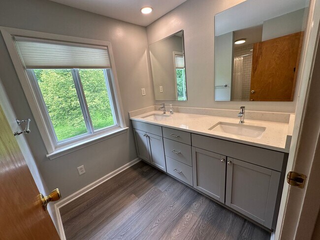 Building Photo - Fantastic Location!  Single-family house close to Upper Arlington and Riverside Hospital
