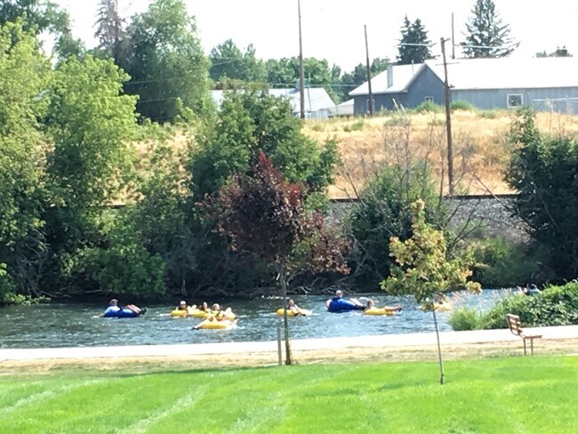 Building Photo - 1915 W Mulhuland Ct