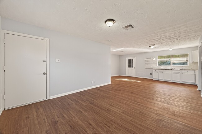 Building Photo - 6058 Glenhurst Dr