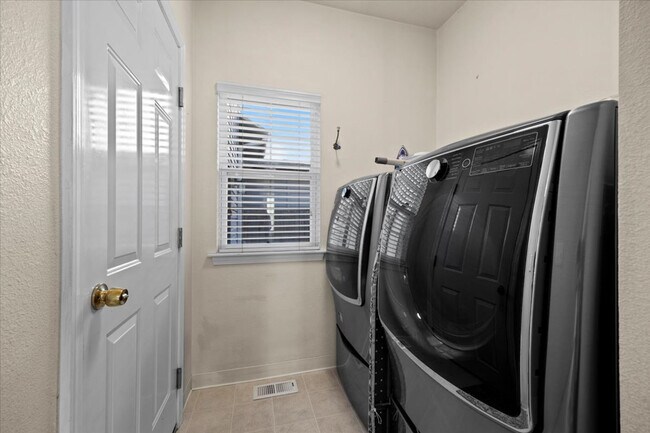 Building Photo - 1100 Heckathorn Pl