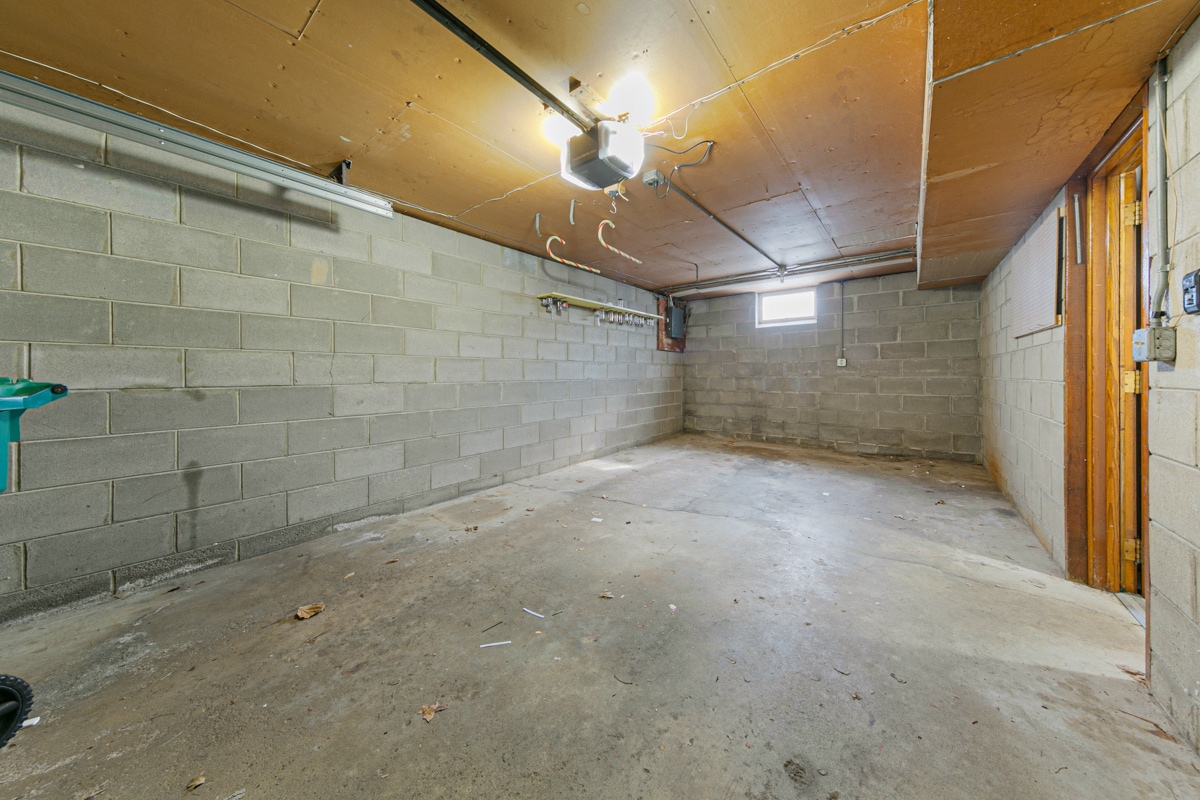 Garage - 7919 28th Ave N