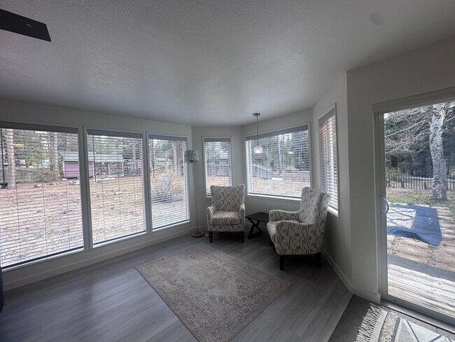 Building Photo - Charming, Fully Furnished 4 Bedroom House in Quiet Neighborhood- Pet Friendly!