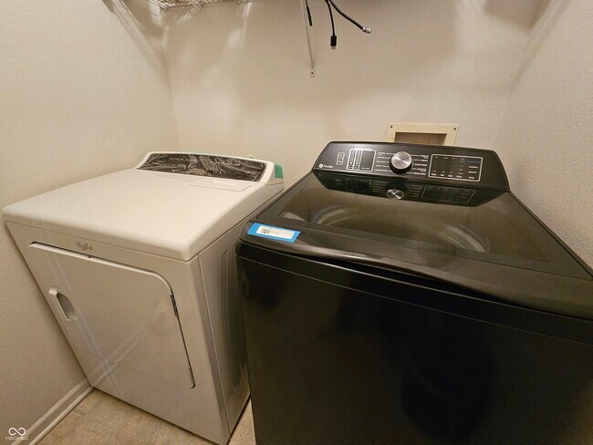 Building Photo - 10633 Cyrus Dr