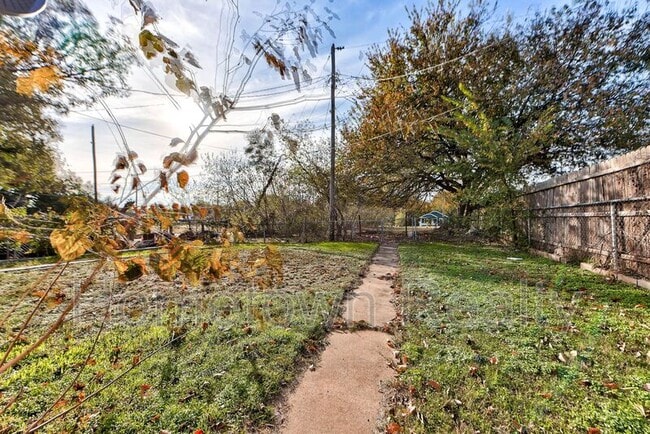 Building Photo - 605 W Clarke St