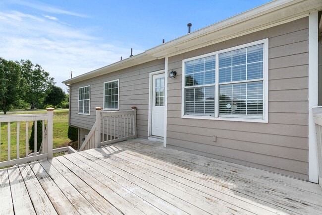 Building Photo - Charming Flowery Branch Home!