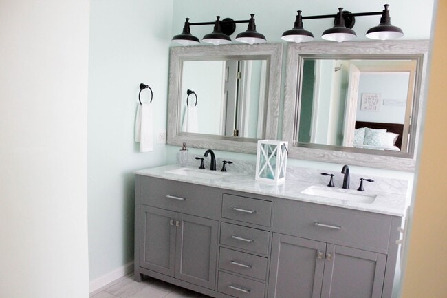 Building Photo - 7 Teakwood Dr