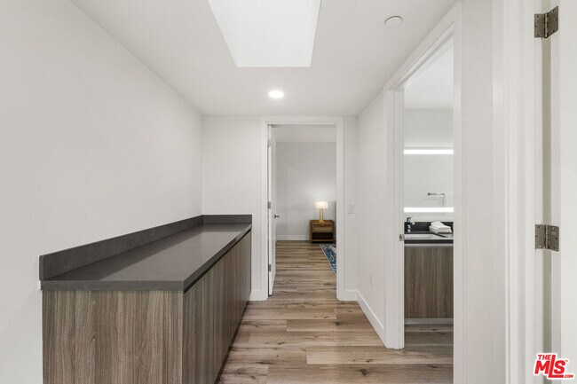 Building Photo - 4806 Sylmar Ave