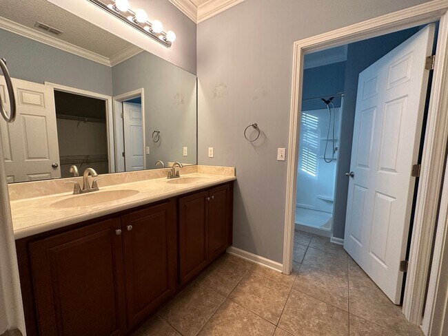 Building Photo - Adorable Home in Prime Location!