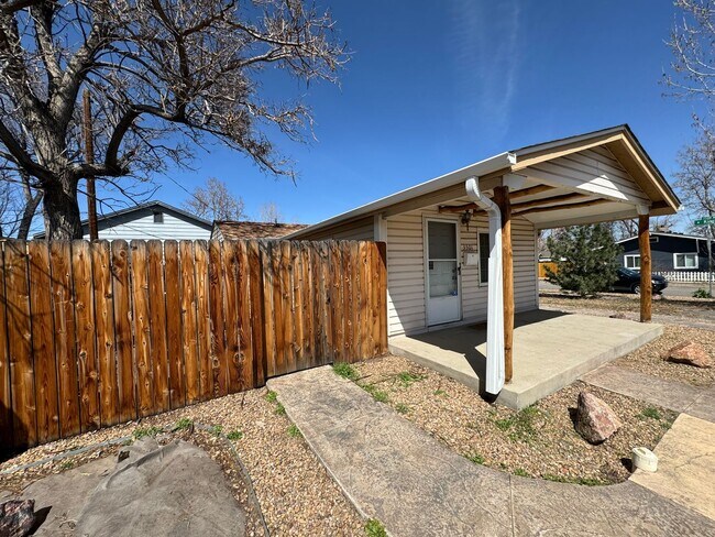 Building Photo - Charming 2 bedroom House
