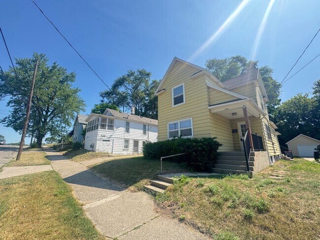 Building Photo - Updated Three Bedroom Home on the NE side of Grand Rapids!