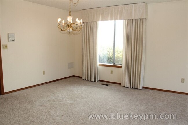 Building Photo - 3 Bed 1.5 Baths Home in East Cascade Park