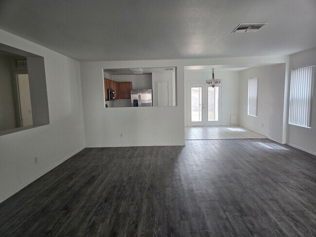 Building Photo - 3 bed, 2 bath in Surprise