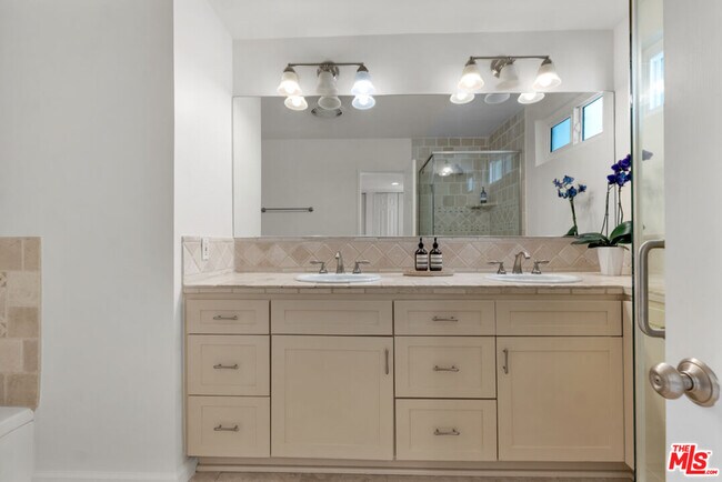 Building Photo - 11789 Montana Ave