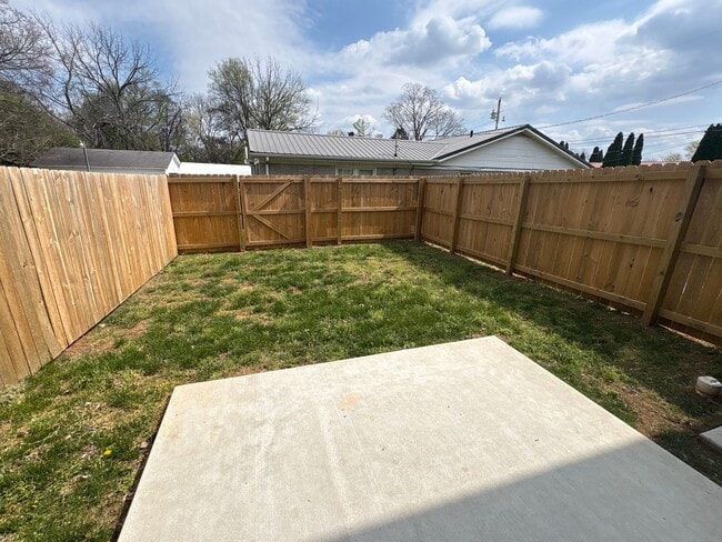 Building Photo - LUXURY Townhome in Winchester....