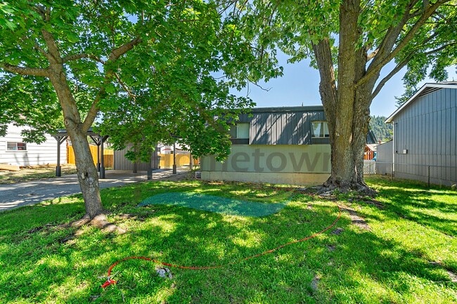 Building Photo - Large 4 Bedroom 2 Bathroom Home with Off S...