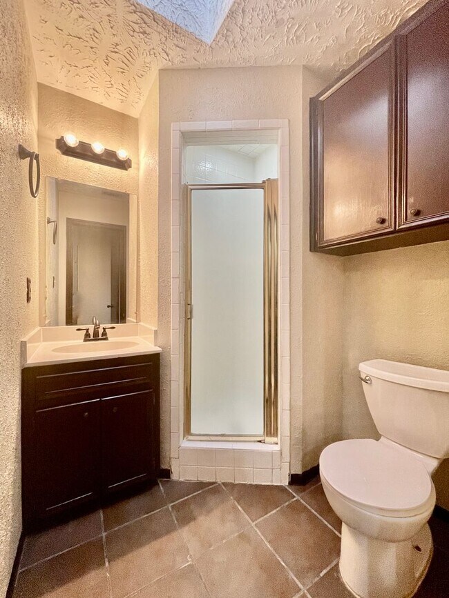 Building Photo - Gorgeous Condo, 2 Bedrooms/2 Balconies/2 B...