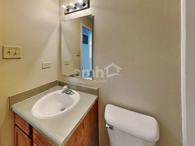 Building Photo - 5862 N Quincy Dr