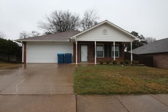 Building Photo - Beautiful 4 bedroom 2 bath home in Whitehouse - Coming Soon!