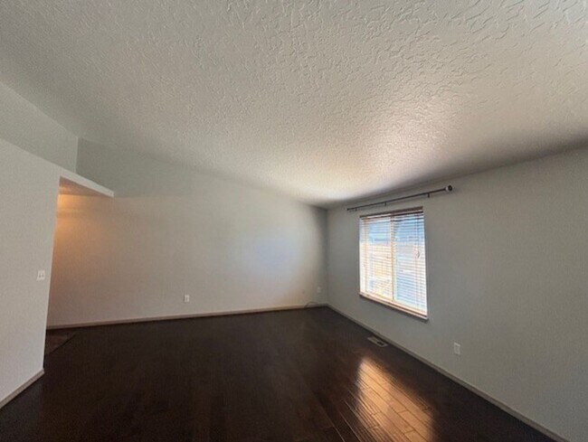 Building Photo - Mountain Views- La Pine