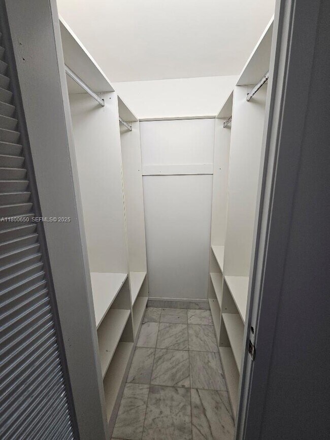 Building Photo - 18051 Biscayne Blvd