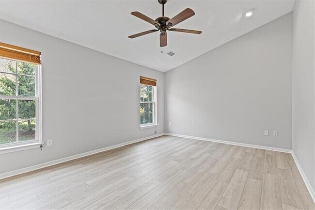 Building Photo - 700 Bush Dr