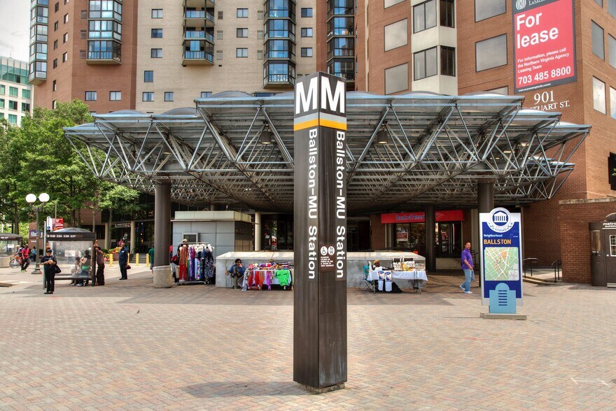 Ballston Metro is a 5 minute walk! - 4607 N Carlin Springs Rd