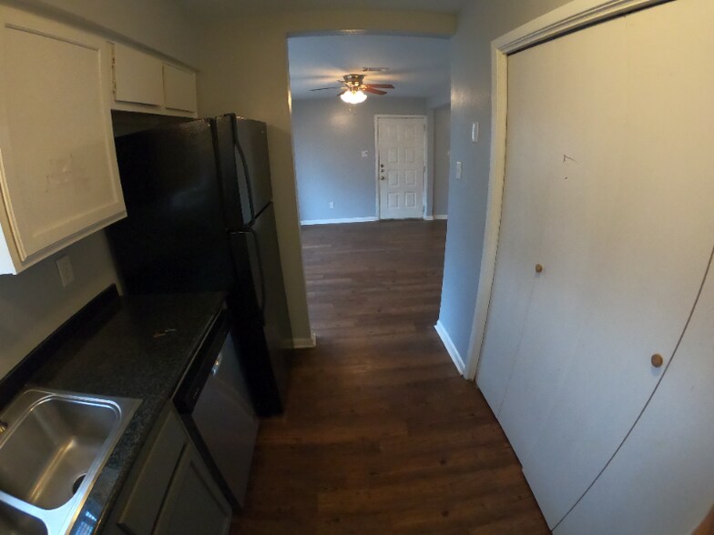 Building Photo - 402 Manuel Dr