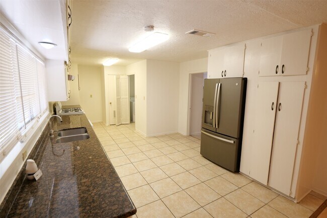 Building Photo - 5231 Beechnut St