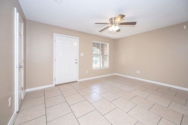 Building Photo - 3 Bedroom 1.5 Bath Home in Gautier!