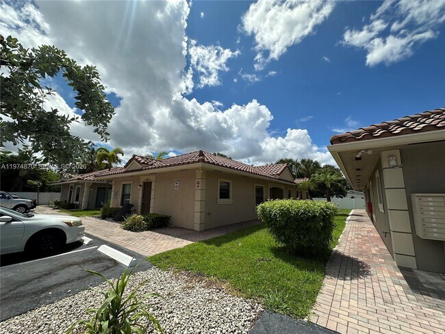 Building Photo - 1045 NE 10th Ave