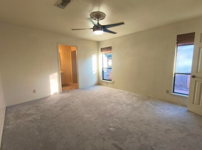 Building Photo - 2 bed/2 bath home in a great location, AVAILABLE NOW!