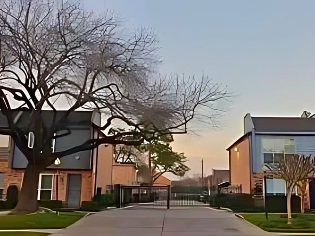 Building Photo - 6202 Skyline Dr