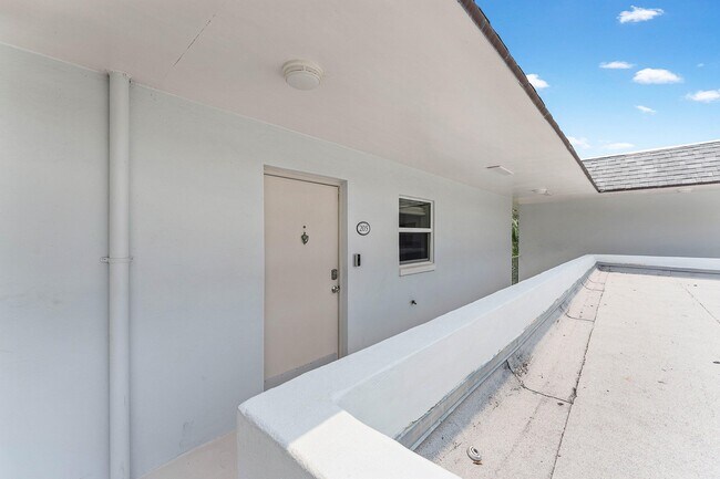 Building Photo - 207 Tropic Isle Dr